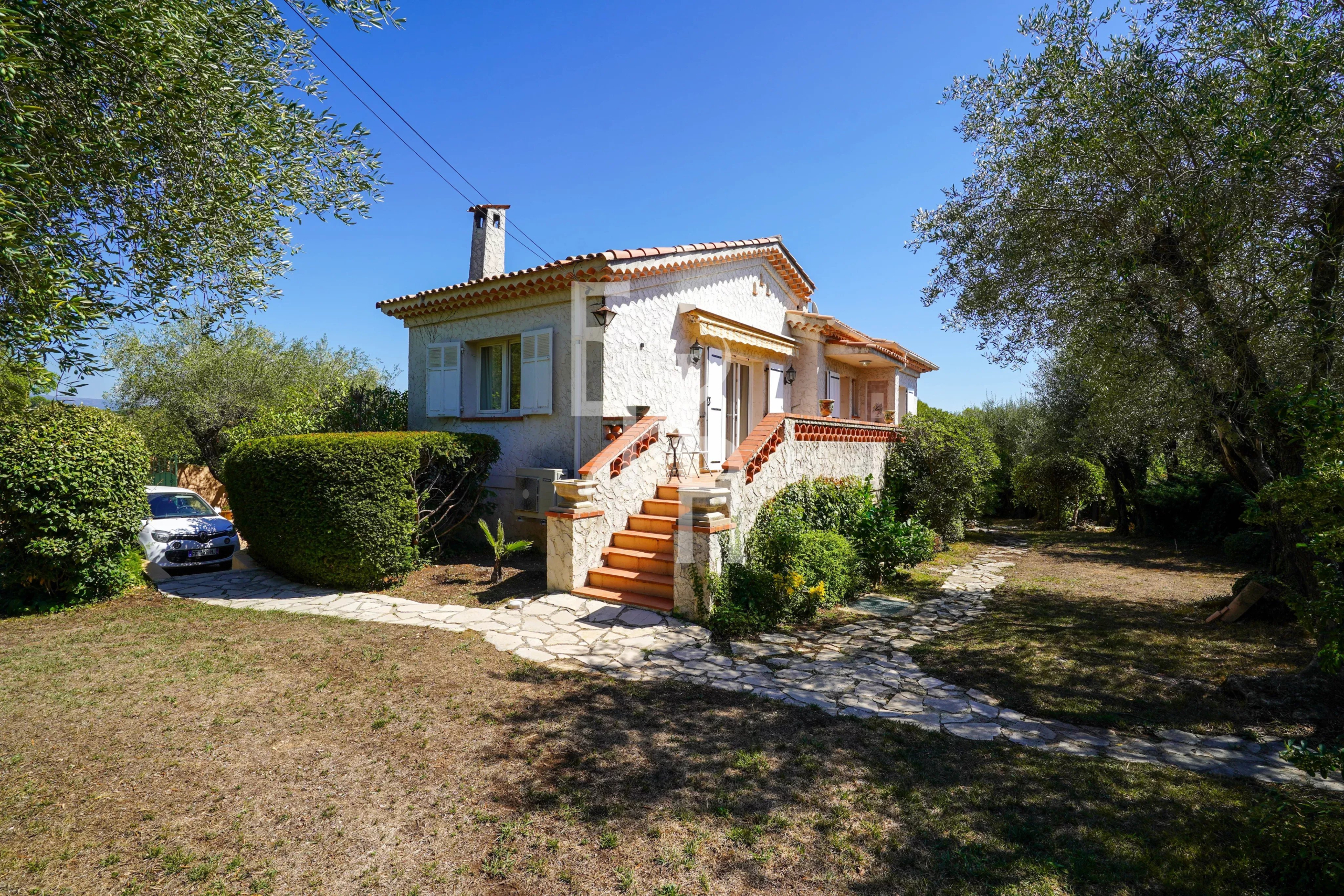Villa familiale à Opio Villa familiale provençale avec piscine à Opio, Valbonne, entourée d'un jardin.