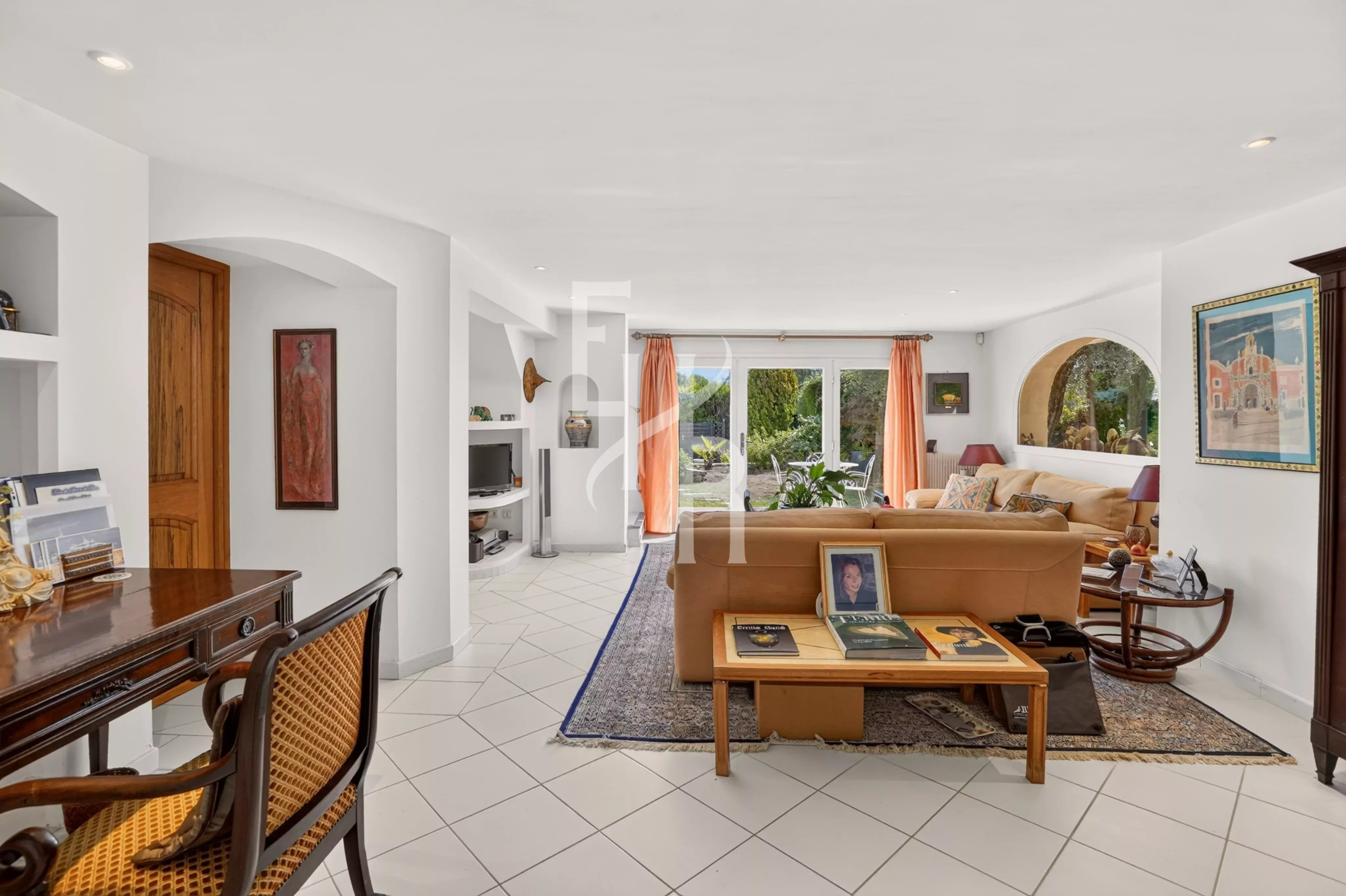 Intérieur d’une villa à Opio Intérieur d'une villa familiale avec salon lumineux et accès à une terrasse.