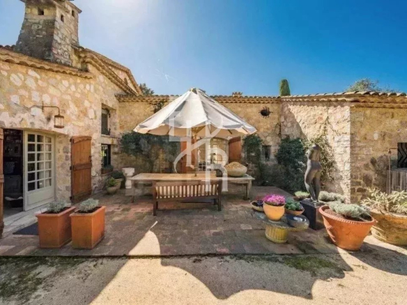 Mas provençal en pierre avec terrasse et jardin à Mougins.