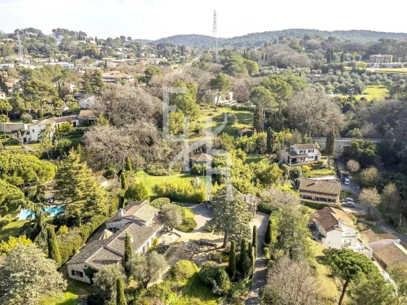 Vue aérienne d'une propriété en pierre de style provençal à Mougins, entourée de verdure.