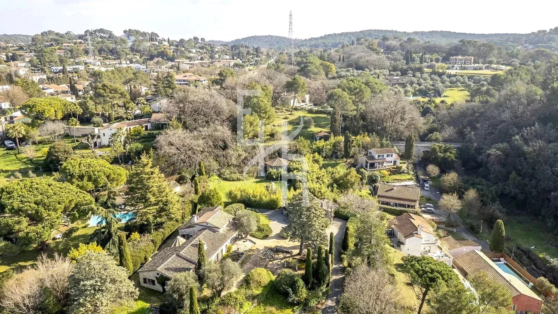 Propriété provençale à vendre à Mougins Vue aérienne d'une propriété en pierre de style provençal à Mougins, entourée de verdure.