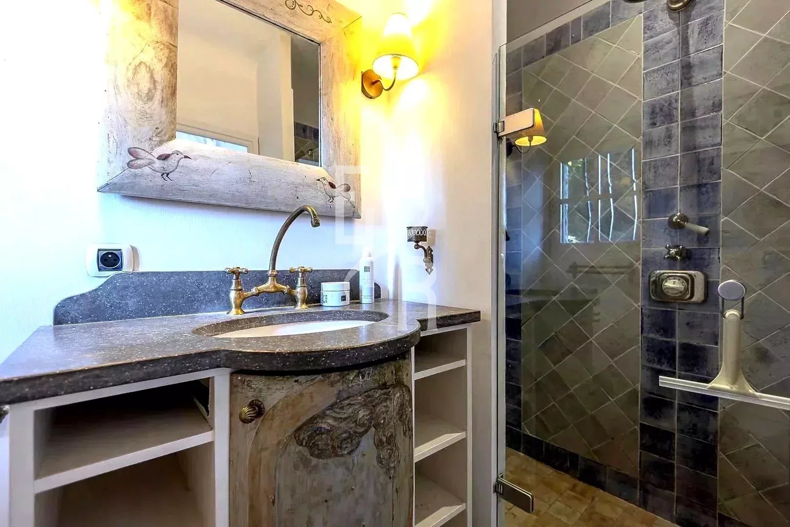 Salle de bain d’une propriété à Mougins Salle de bain avec douche et lavabo dans une maison provençale à Mougins.