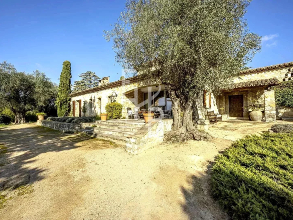 Mas provençal en pierre à Mougins, avec jardin et vue panoramique.