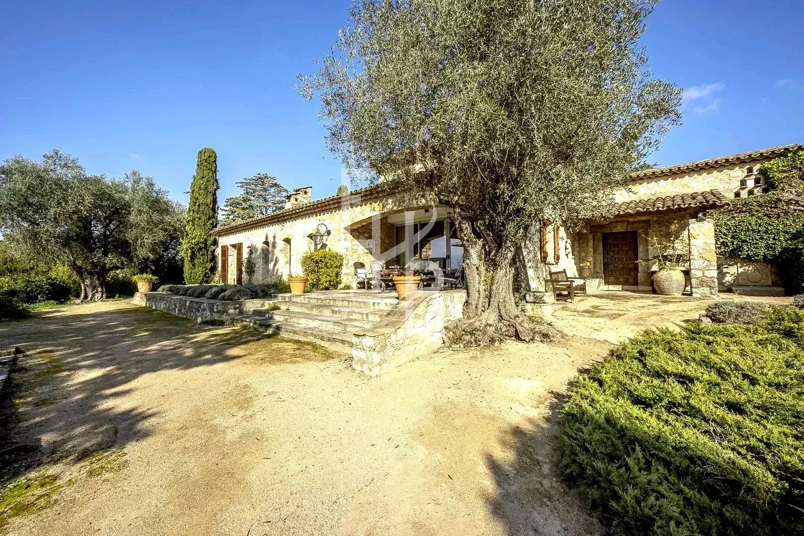 Mas provençal à vendre à Mougins Mas provençal en pierre à Mougins, avec jardin et vue panoramique.