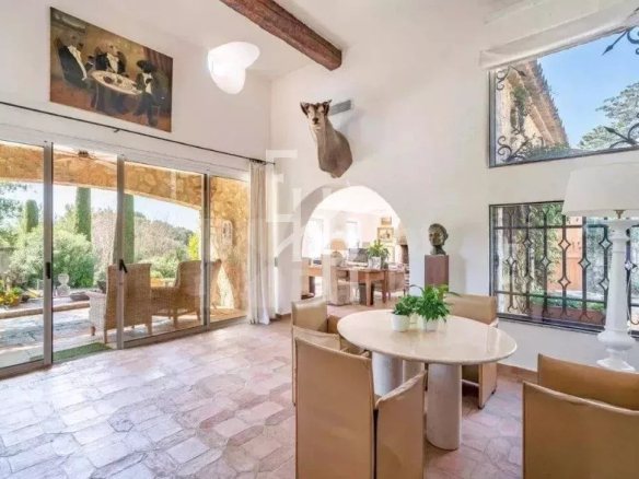 Intérieur d'une maison provençale à Mougins avec salle de réception et décoration charmante.