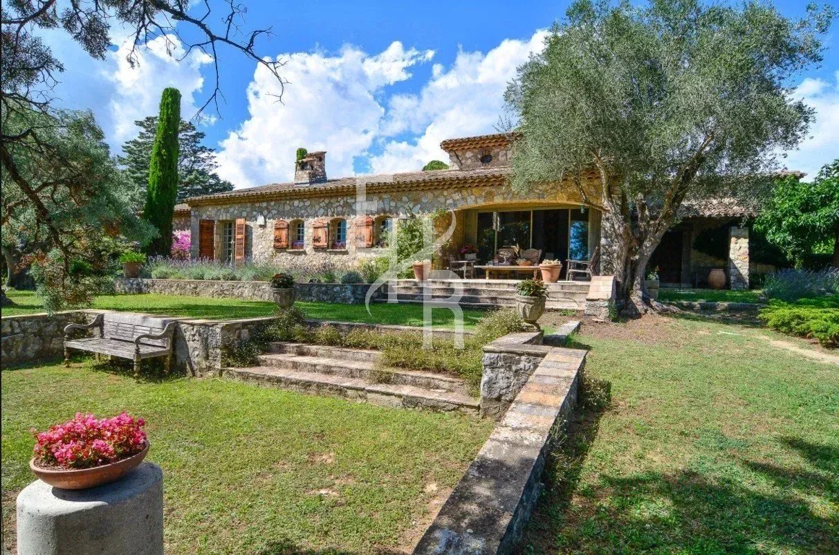 Mas provençal à vendre à Mougins Mas provençal en pierre avec jardin et terrasse à Mougins, vue panoramique.