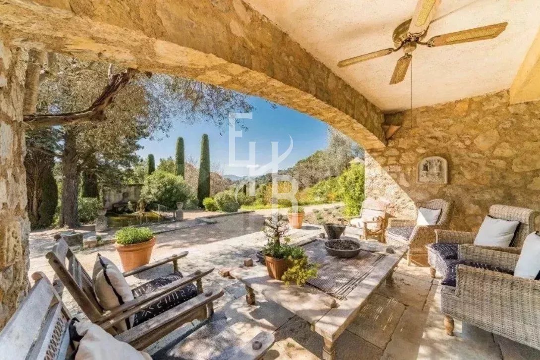 Terrasse d’une maison provençale à Mougins Terrasse en pierre d'une maison provençale à Mougins, avec mobilier extérieur et vue sur le jardin.