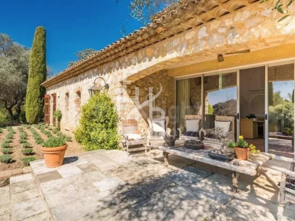 Mas provençal en pierre avec terrasse et jardin à Mougins