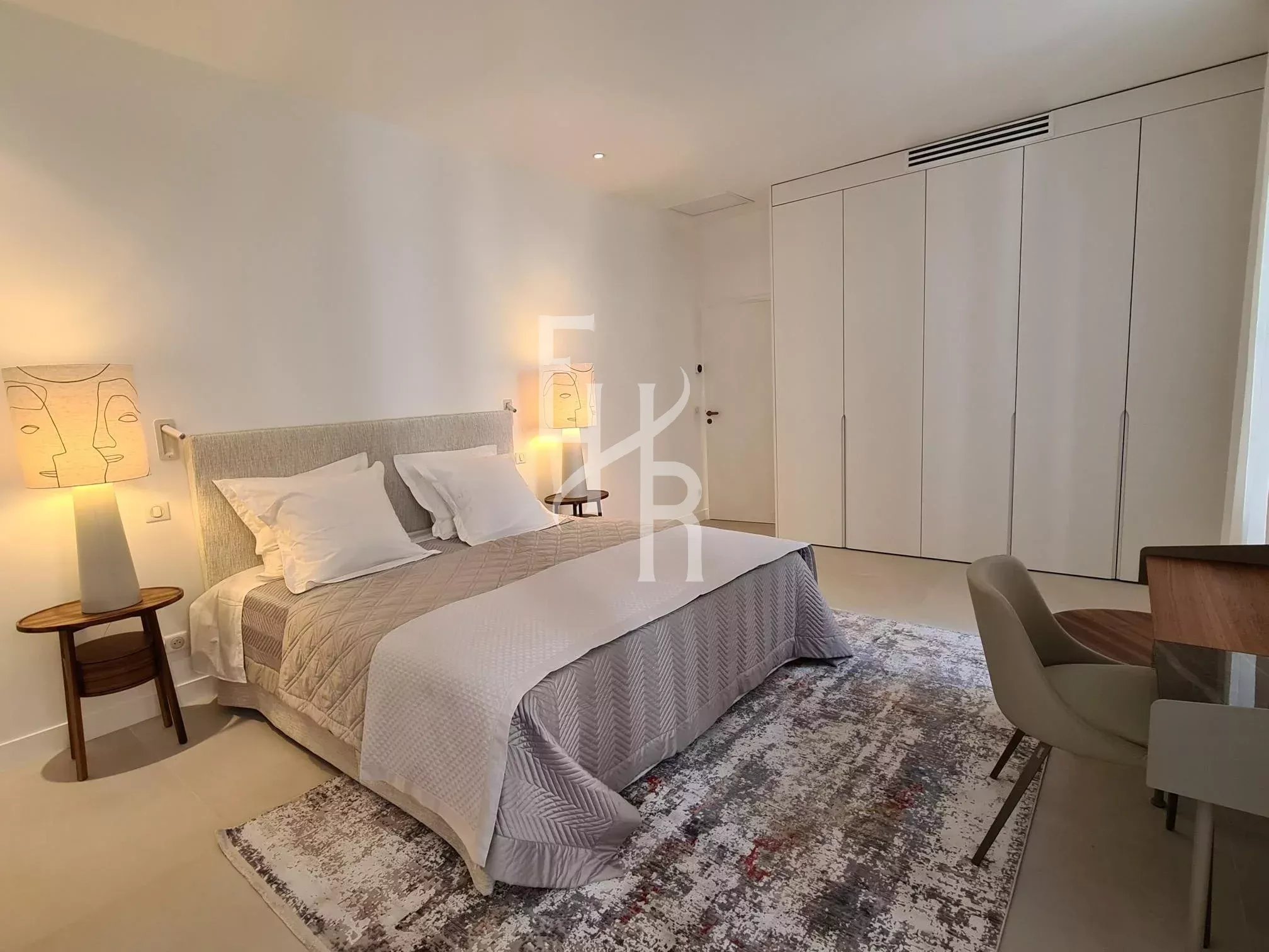 Modern room in Cannes Room in a townhouse in Cannes with a double bed and modern decor.