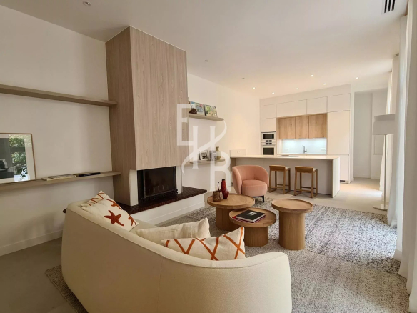 Interior of a townhouse in Cannes with living room and open kitchen, decorated with high-end materials.
