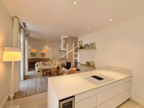 Interior of a townhouse in Cannes, with a modern kitchen and a bright living room.