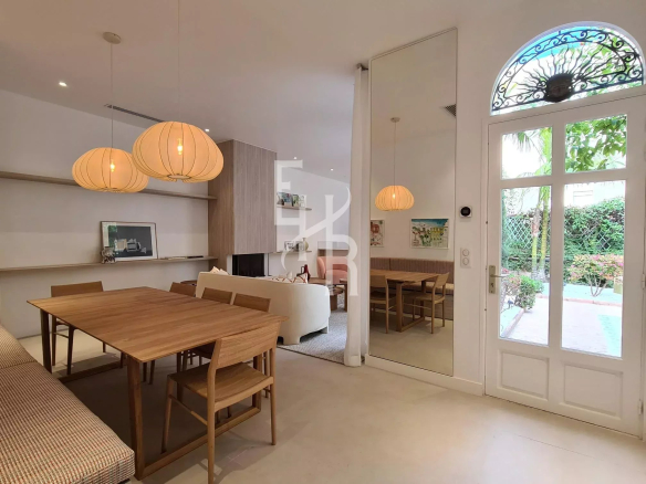 Interior of a townhouse in Cannes with dining room and access to a garden.