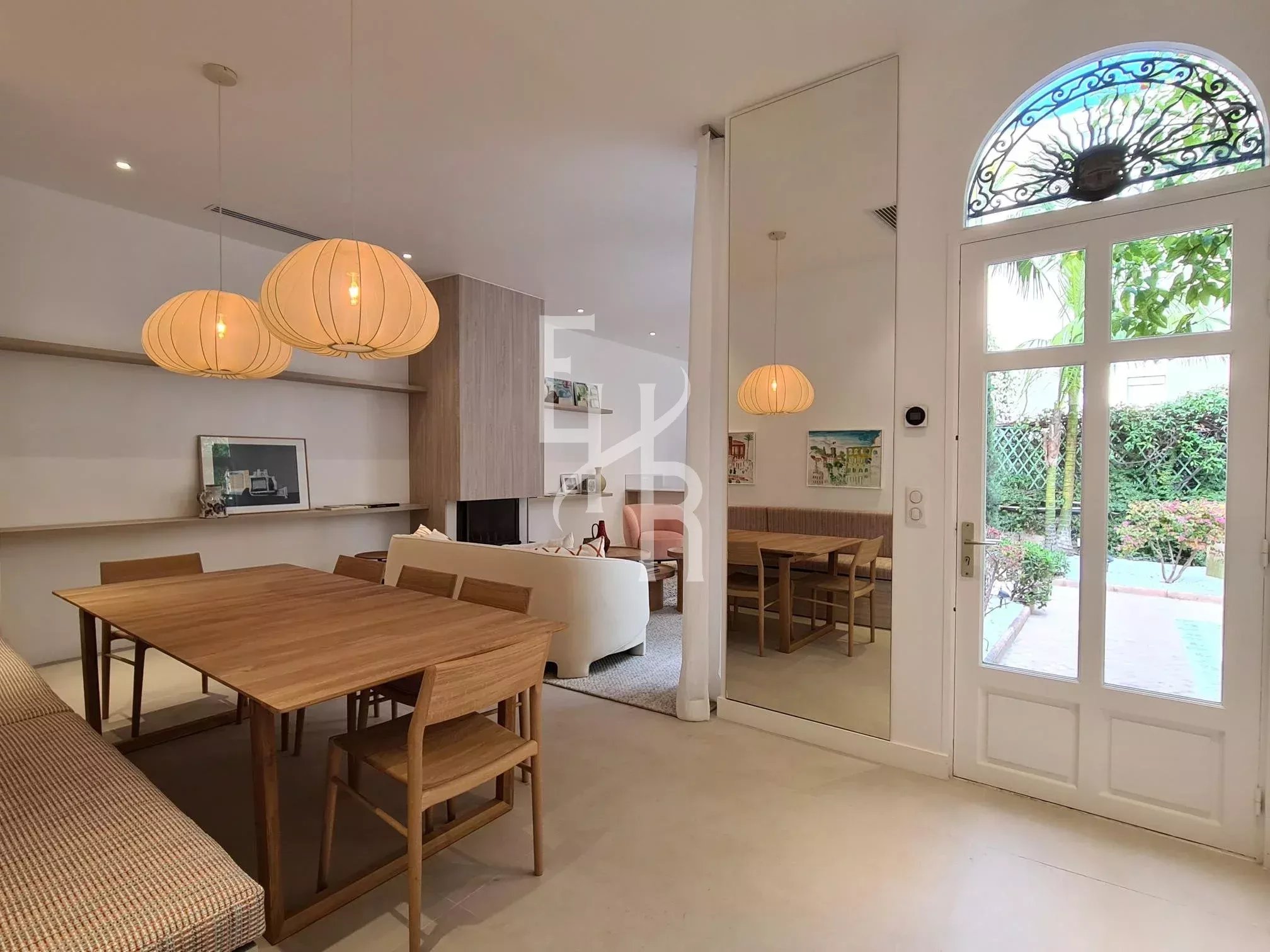 Interior of a house in Cannes Interior of a townhouse in Cannes with dining room and access to a garden.