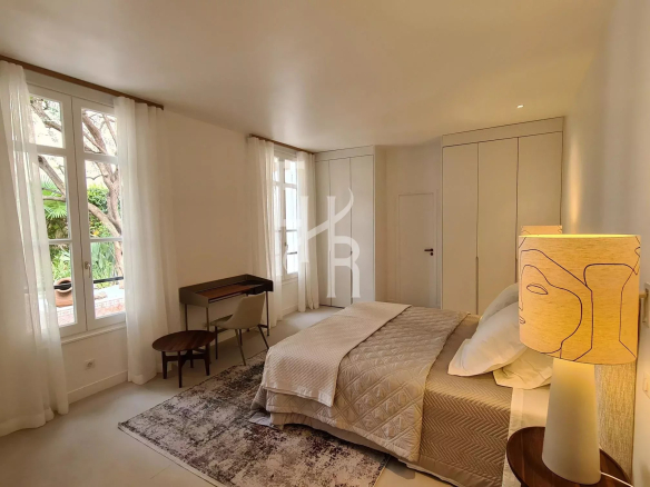 Bedroom in a townhouse in Cannes, with a double bed and a desk.