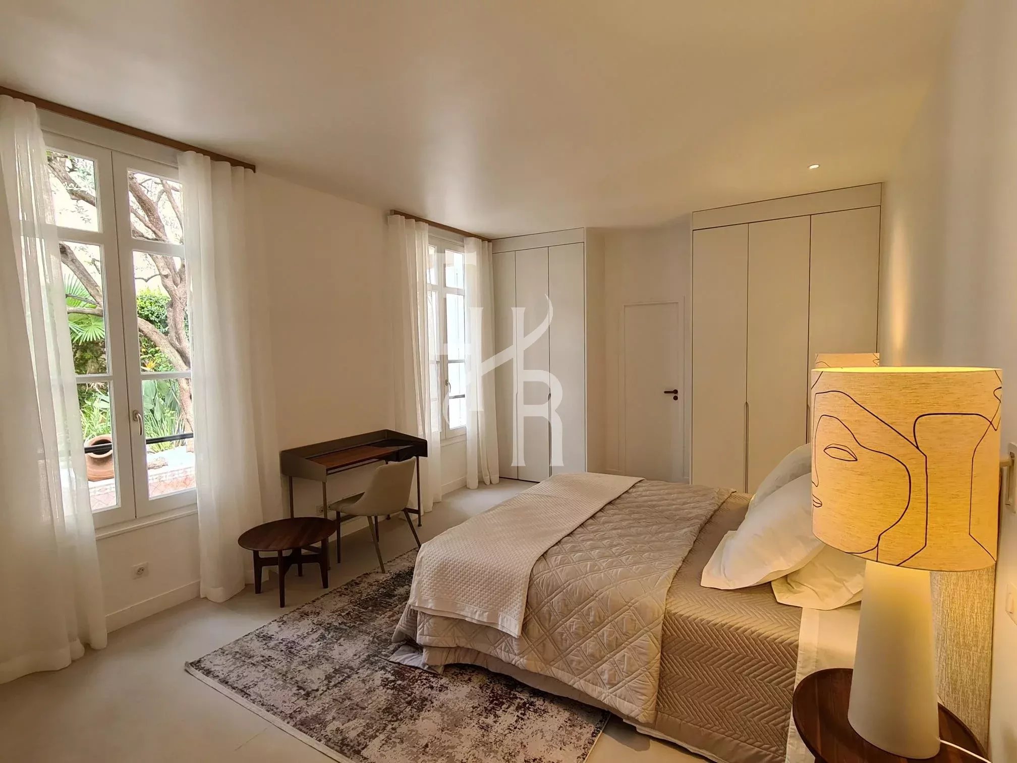 Room in a townhouse in Cannes Bedroom in a townhouse in Cannes, with a double bed and a desk.