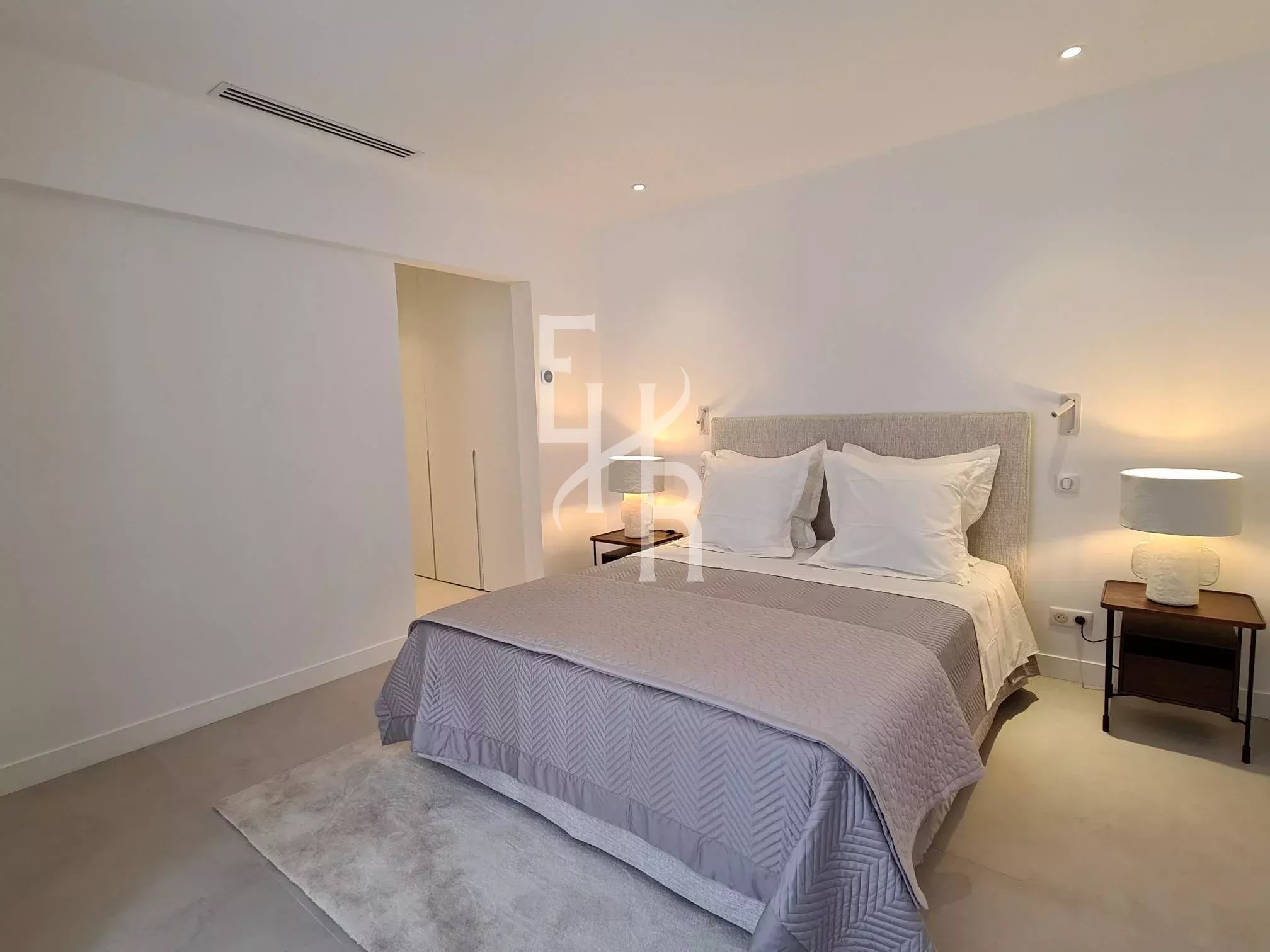 Modern room in Cannes A bedroom in a townhouse in Cannes, decorated with care and high-end materials.