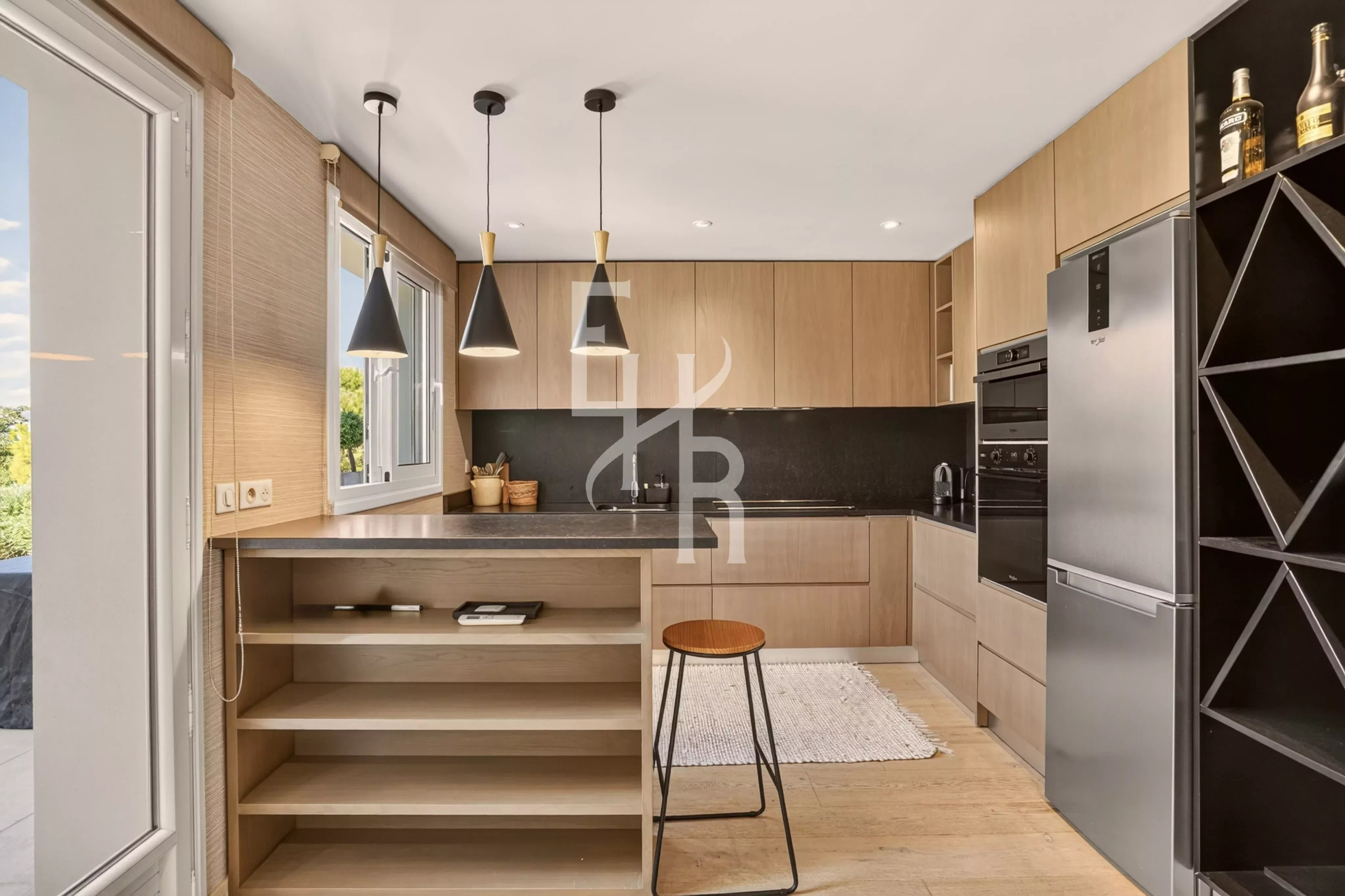 Kitchen of a villa in Mougins Modern and bright kitchen in a villa in Mougins, with central island and integrated appliances.