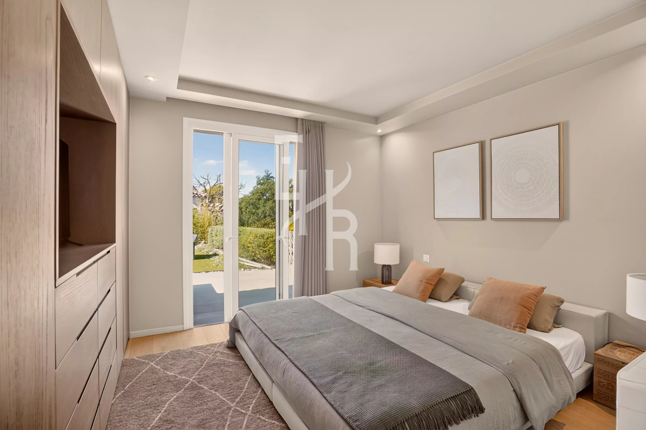 Villa room in Mougins Room in a modern villa with outside access in Mougins, decorated with works of art.