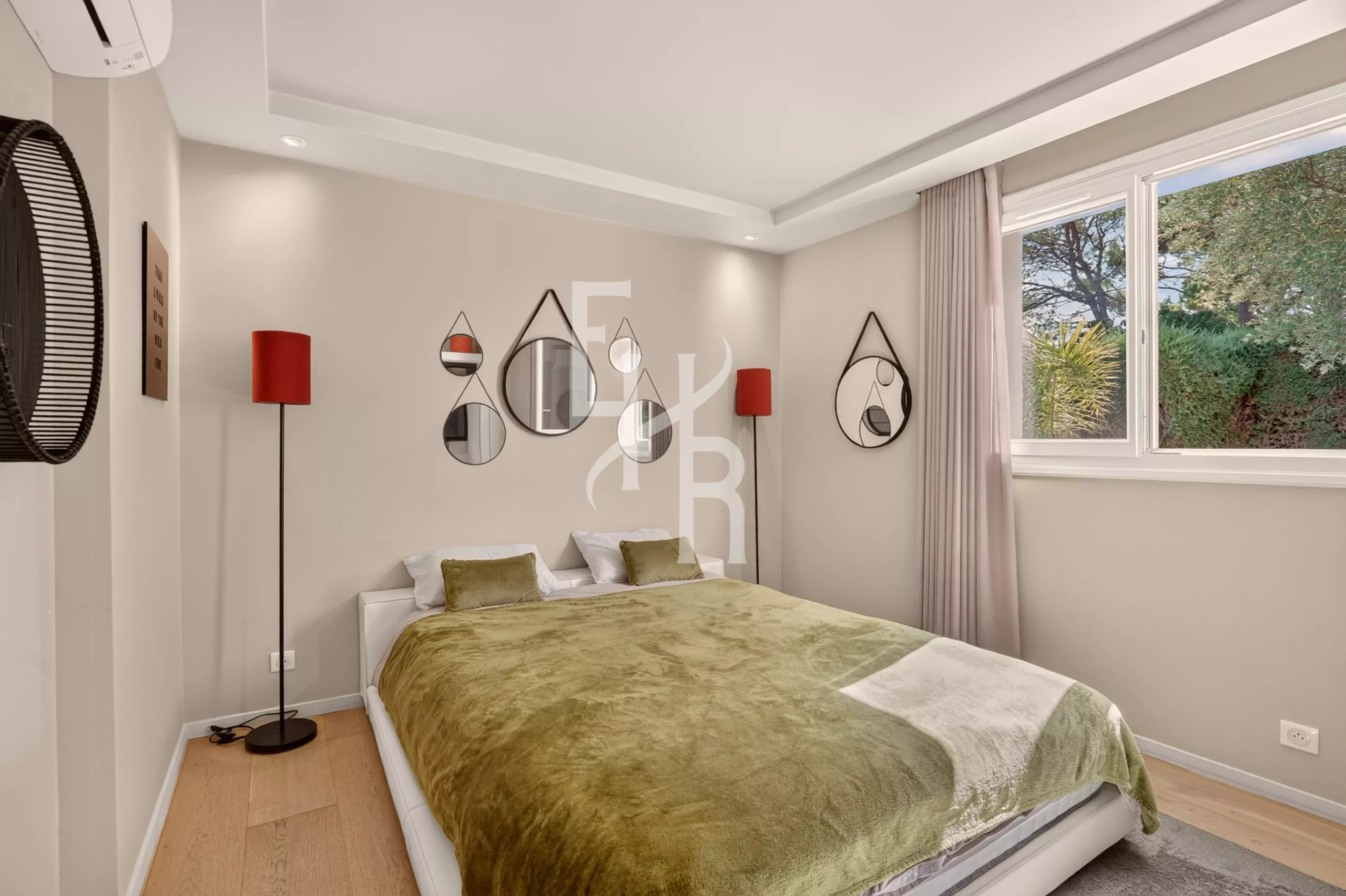 Villa room in Mougins Room in a modern villa with a double bed and contemporary decor.