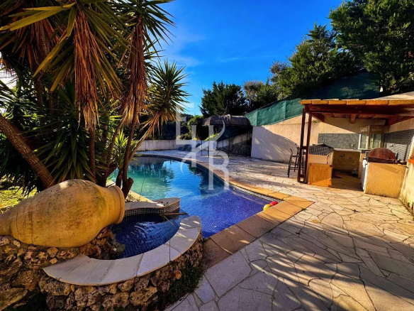 Villa avec piscine et espace extérieur à Peymeinade, vue dégagée.