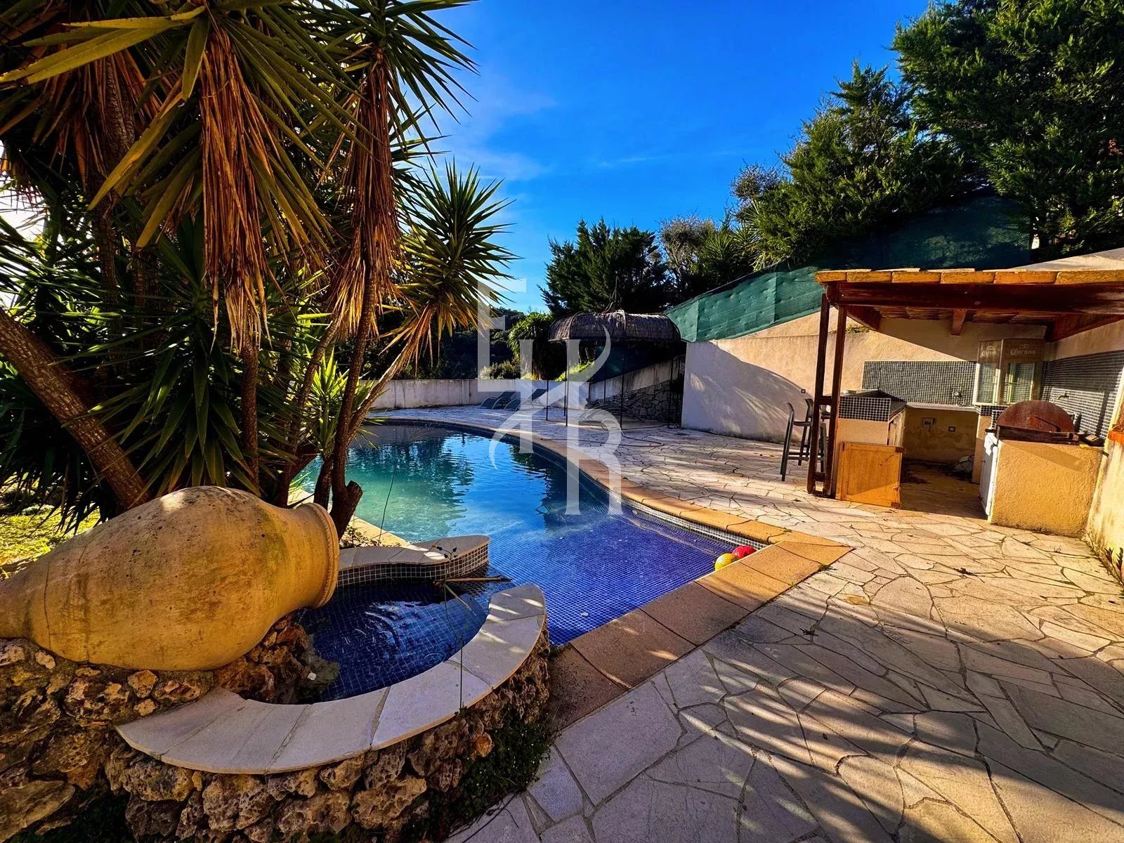 Villa avec piscine et espace extérieur à Peymeinade, vue dégagée.