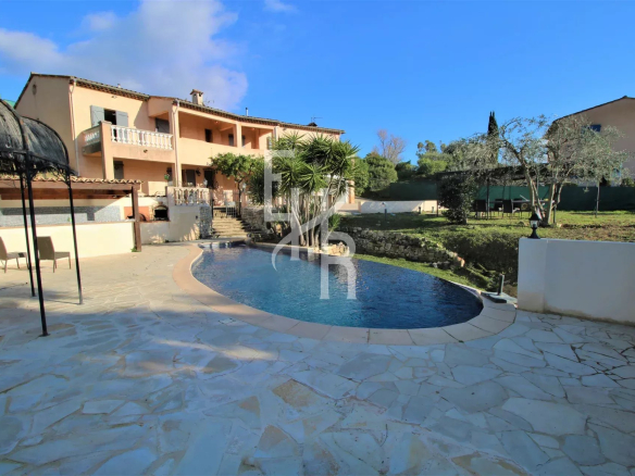 Villa avec piscine et jardin à Peymeinade, vue dégagée, espace extérieur ensoleillé.