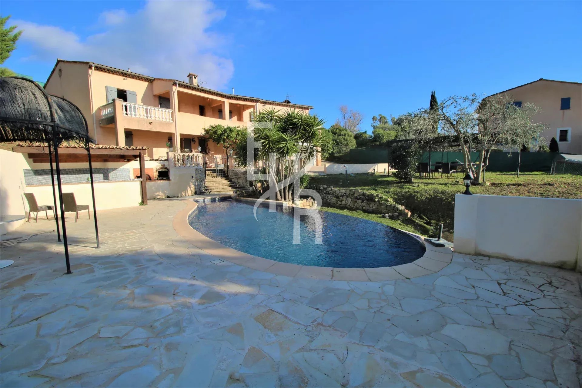 Villa avec piscine et jardin à Peymeinade, vue dégagée, espace extérieur ensoleillé.