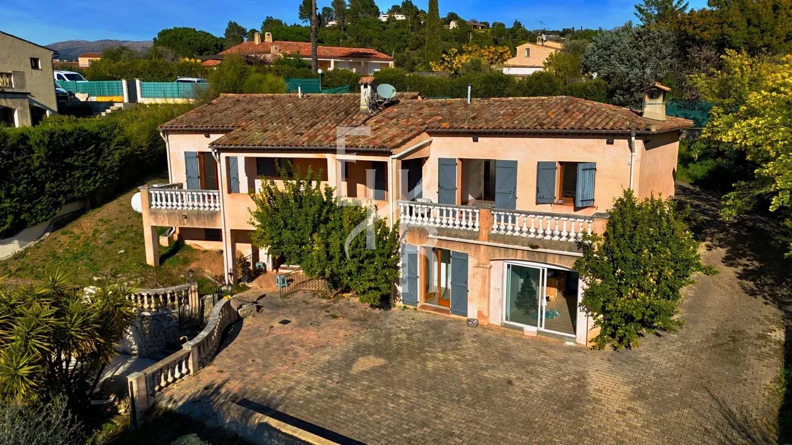 Villa de 220 m² à Peymeinade avec vue dégagée et jardin.