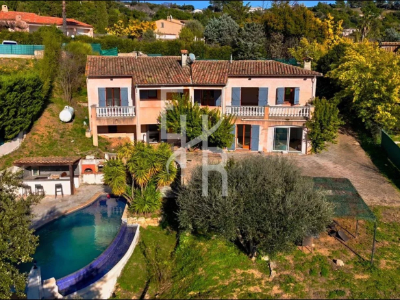 Villa de 220 m² à Peymeinade avec piscine et jardin, vue dégagée.