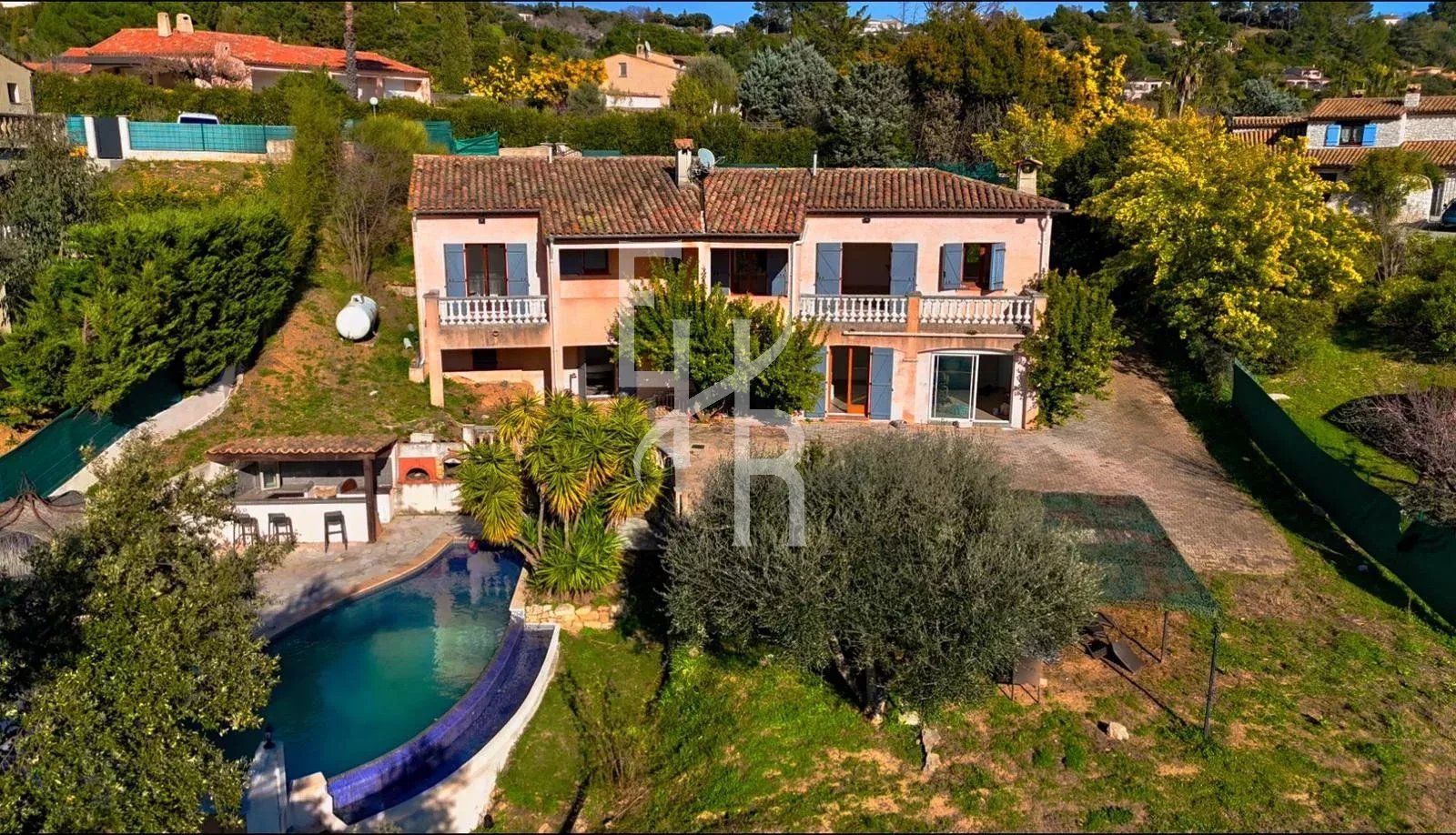 Villa de 220 m² à Peymeinade avec piscine et jardin, vue dégagée.