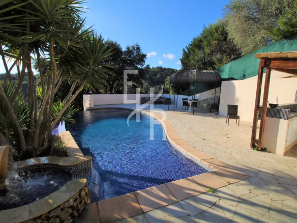 Villa avec piscine et terrasse à Peymeinade, vue dégagée sur la nature.