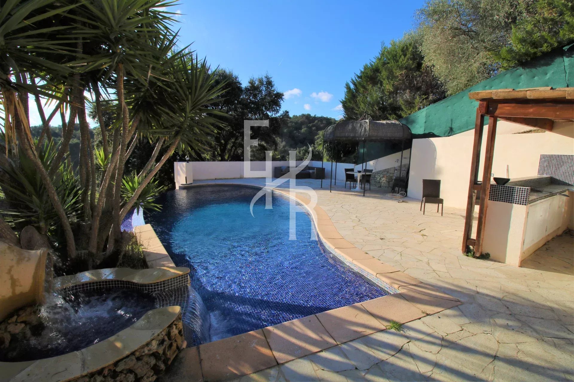 Villa avec piscine et terrasse à Peymeinade, vue dégagée sur la nature.