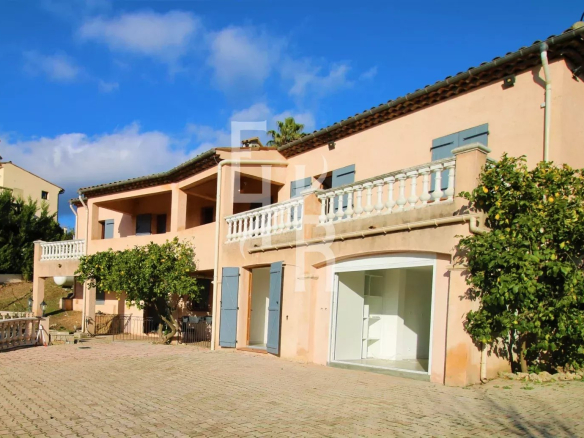Villa de 220 m² à Peymeinade avec vue dégagée et espaces extérieurs.