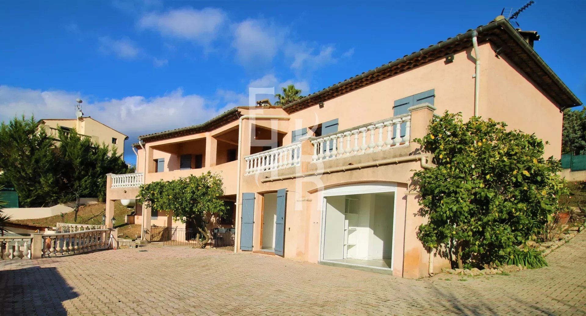 Villa de 220 m² à Peymeinade avec vue dégagée et espaces extérieurs.