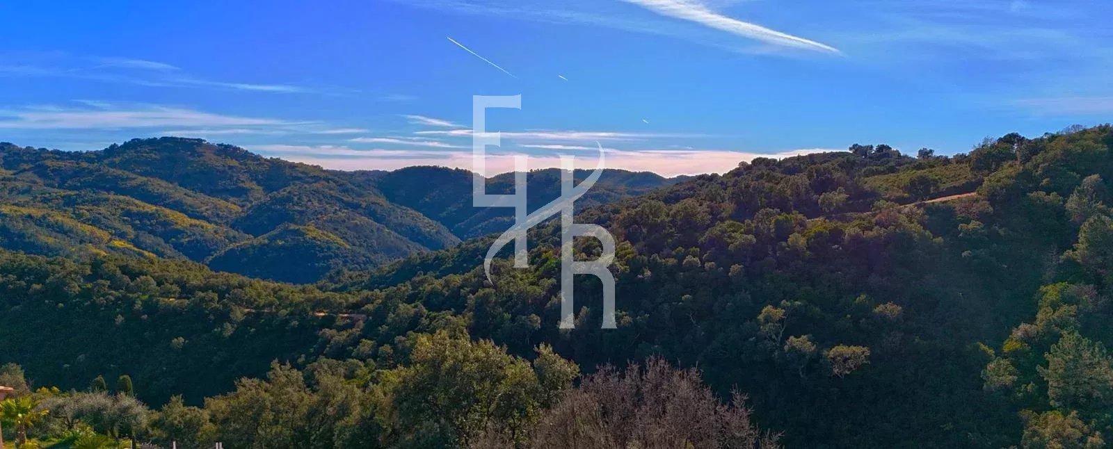 Vue dégagée sur les collines depuis une villa à Peymeinade.