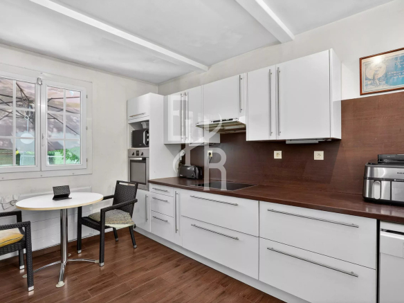 Cuisine moderne d'une villa avec mobilier contemporain et coin repas.