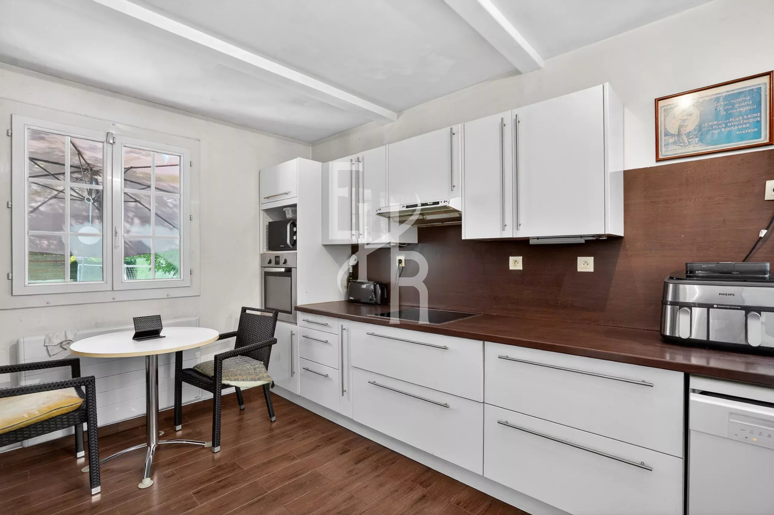 Cuisine de la villa à Mougins Cuisine moderne d'une villa avec mobilier contemporain et coin repas.