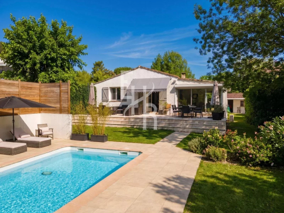 Villa avec piscine et jardin à Mougins, France.