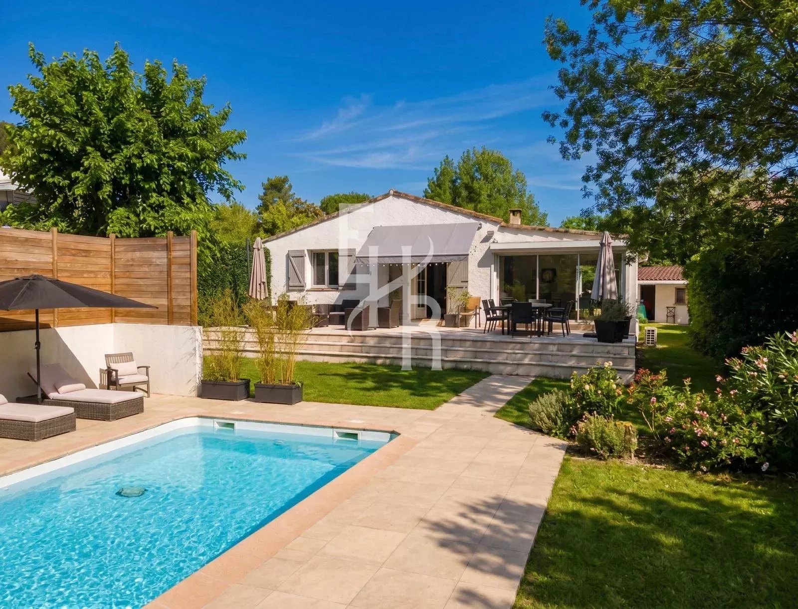 Villa 4 chambres avec studio indépendant à Mougins Villa avec piscine et jardin à Mougins, France.
