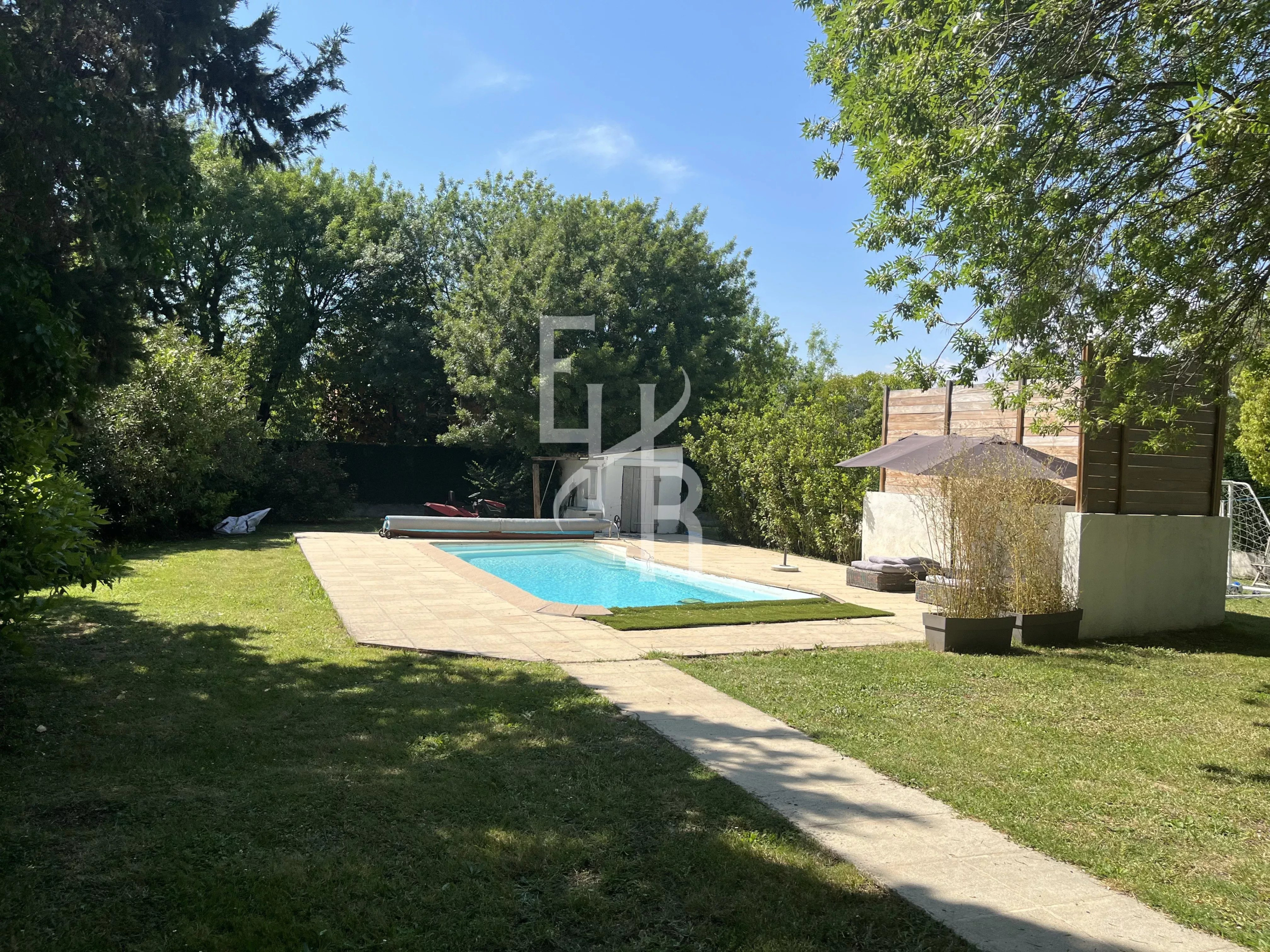 Villa avec piscine à Mougins Villa avec piscine et jardin arboré à Mougins.