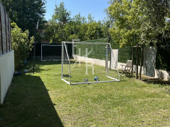 Jardin avec un terrain de football et des arbres, à Mougins.