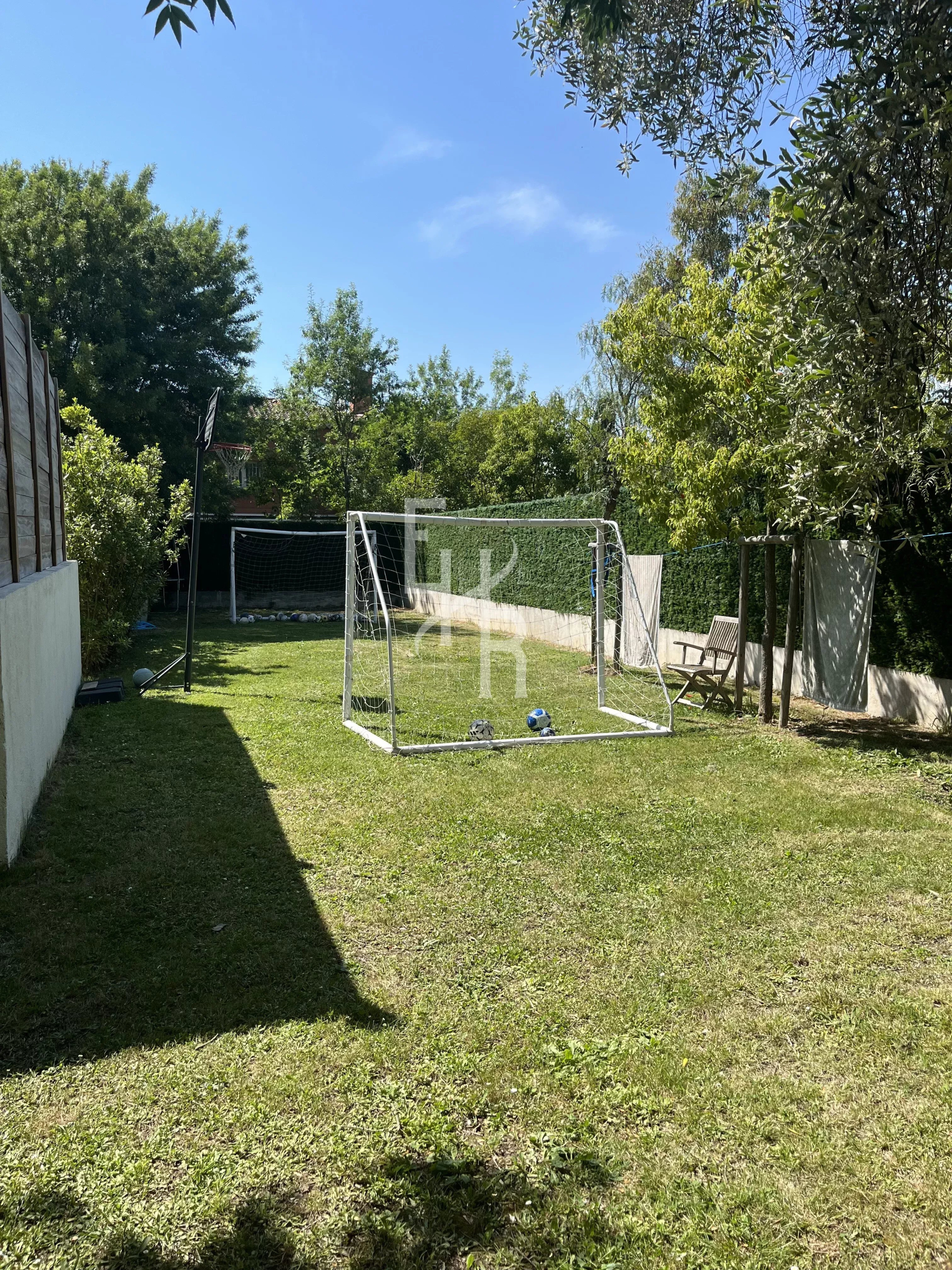 Jardin de la villa à Mougins Jardin avec un terrain de football et des arbres, à Mougins.