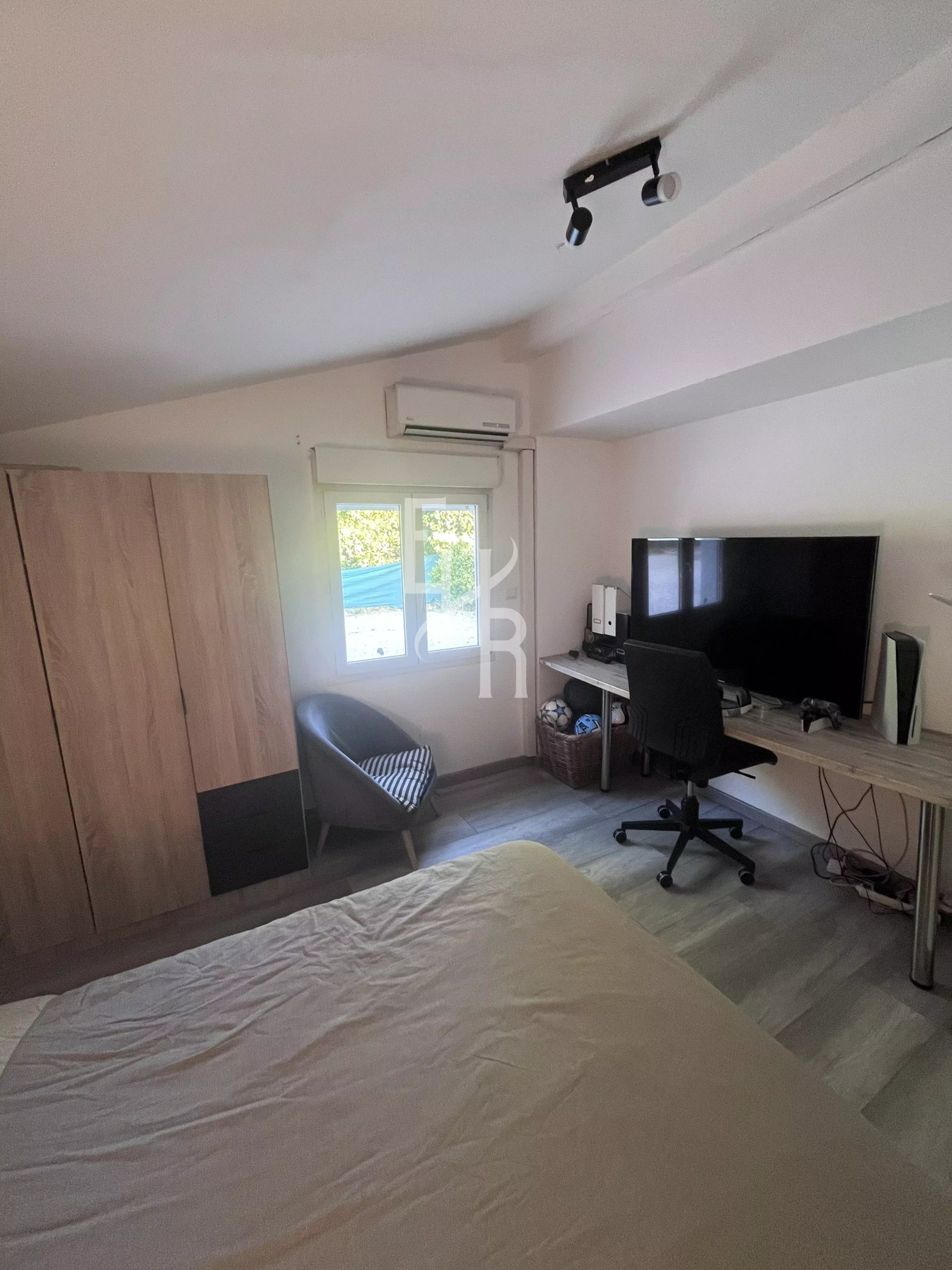 Chambre d’une villa à Mougins Chambre avec lit, bureau et télévision dans une villa à Mougins.