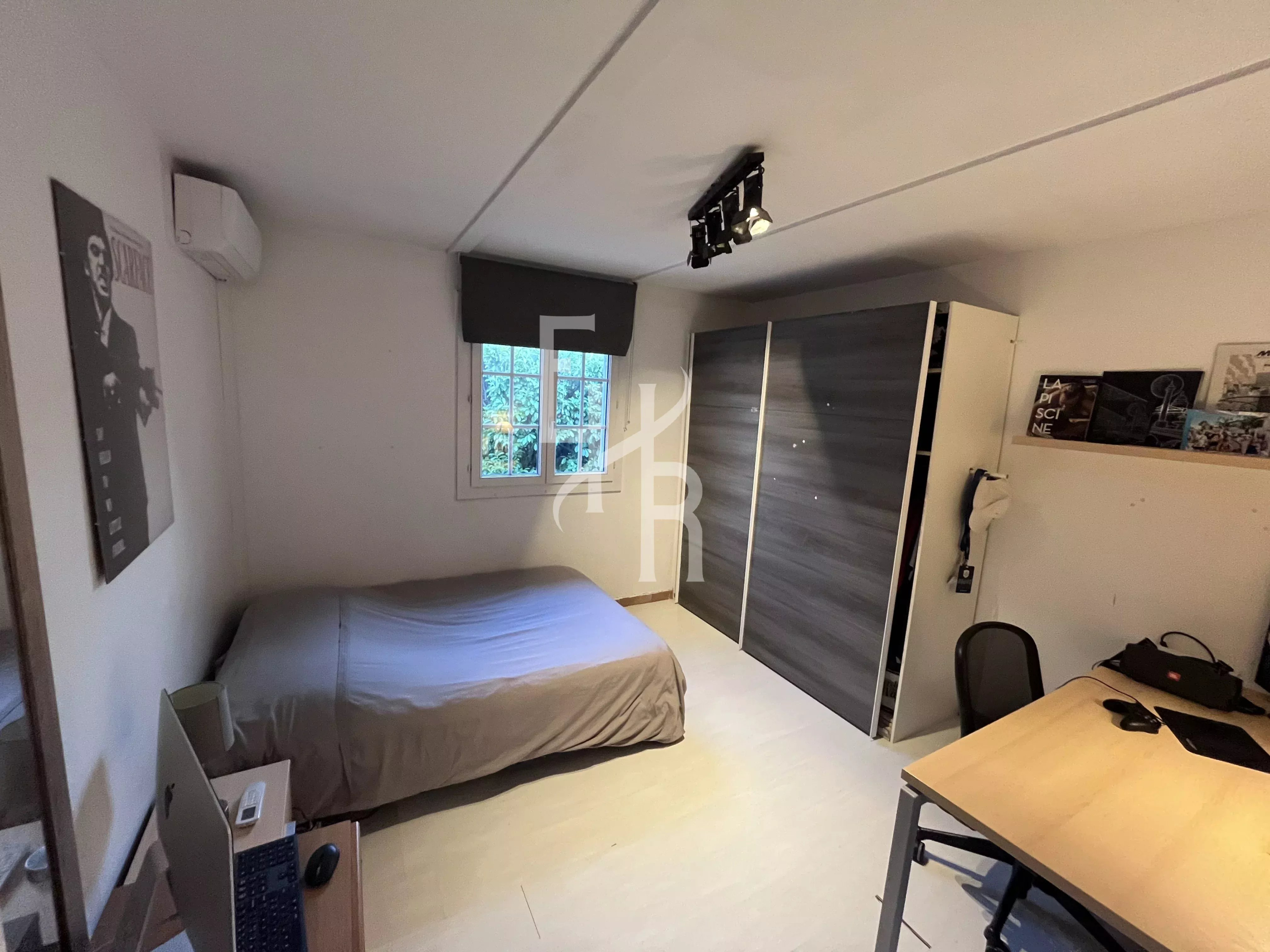 Chambre de studio indépendant Chambre d'un studio indépendant avec lit, bureau et armoire, éclairage naturel.