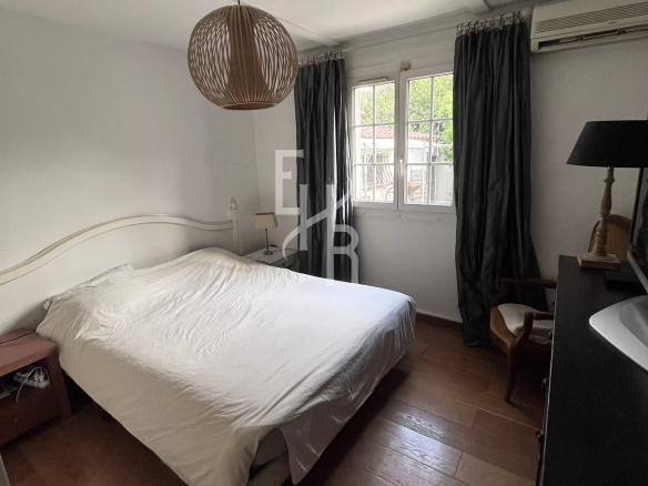 Chambre d'une villa à Mougins avec lit double et décoration sobre.