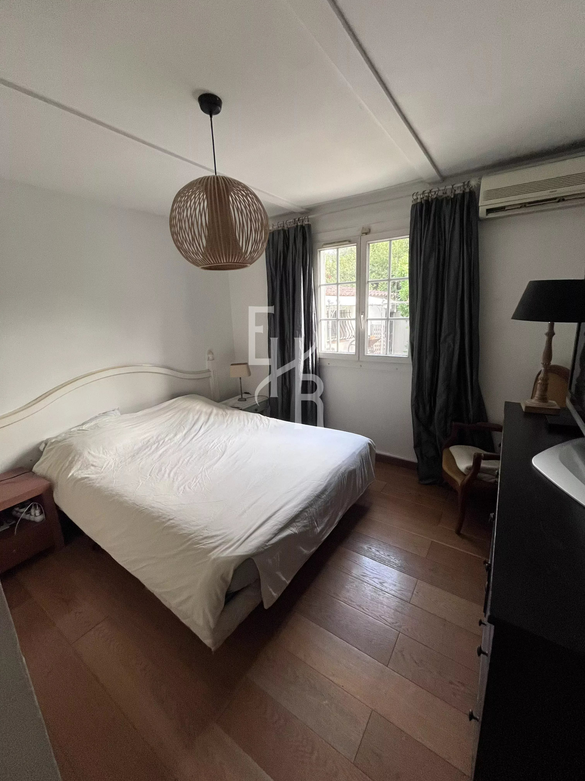 Chambre de villa à Mougins Chambre d'une villa à Mougins avec lit double et décoration sobre.