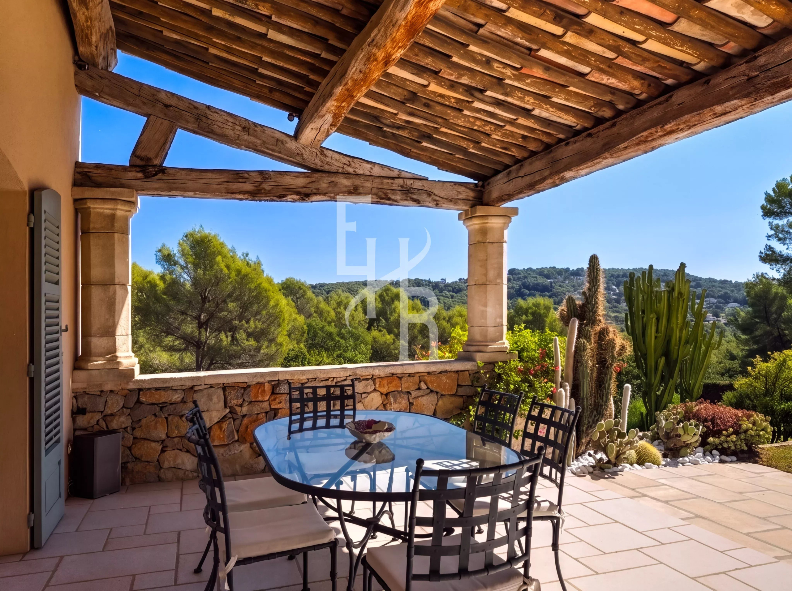 Terrasse de villa à Mougins Terrasse d'une villa avec vue sur la verdure, table et chaises en extérieur.