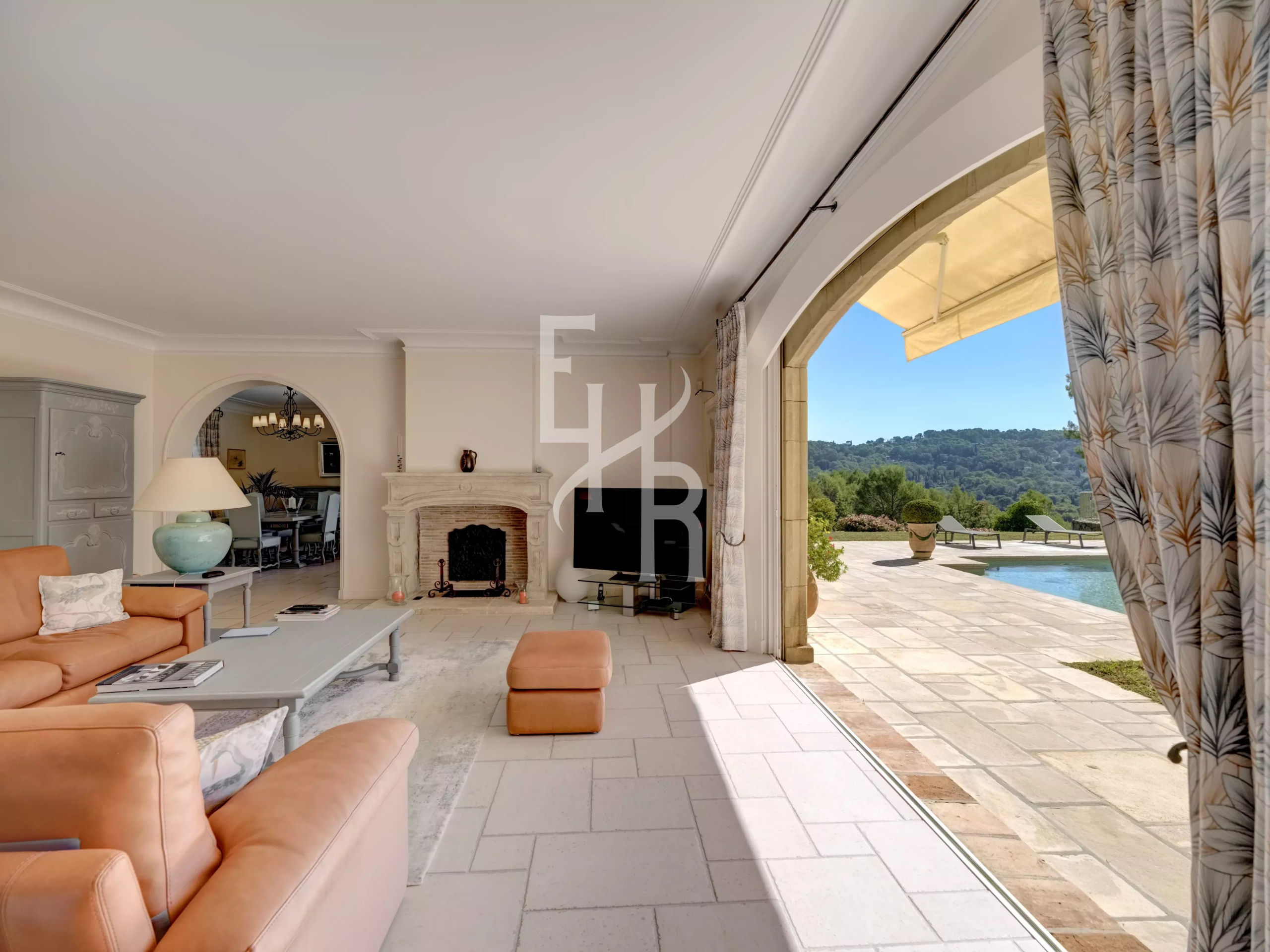 Séjour lumineux d’une villa à Mougins Intérieur d'une villa moderne avec un séjour lumineux et vue sur la piscine à Mougins.