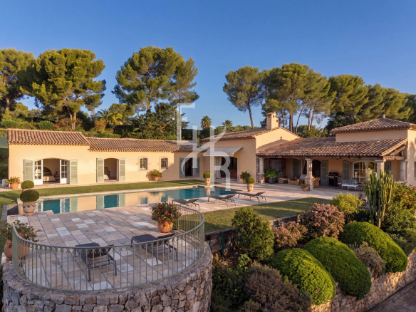 Villa d'exception avec piscine et jardin dans un domaine fermé à Mougins.