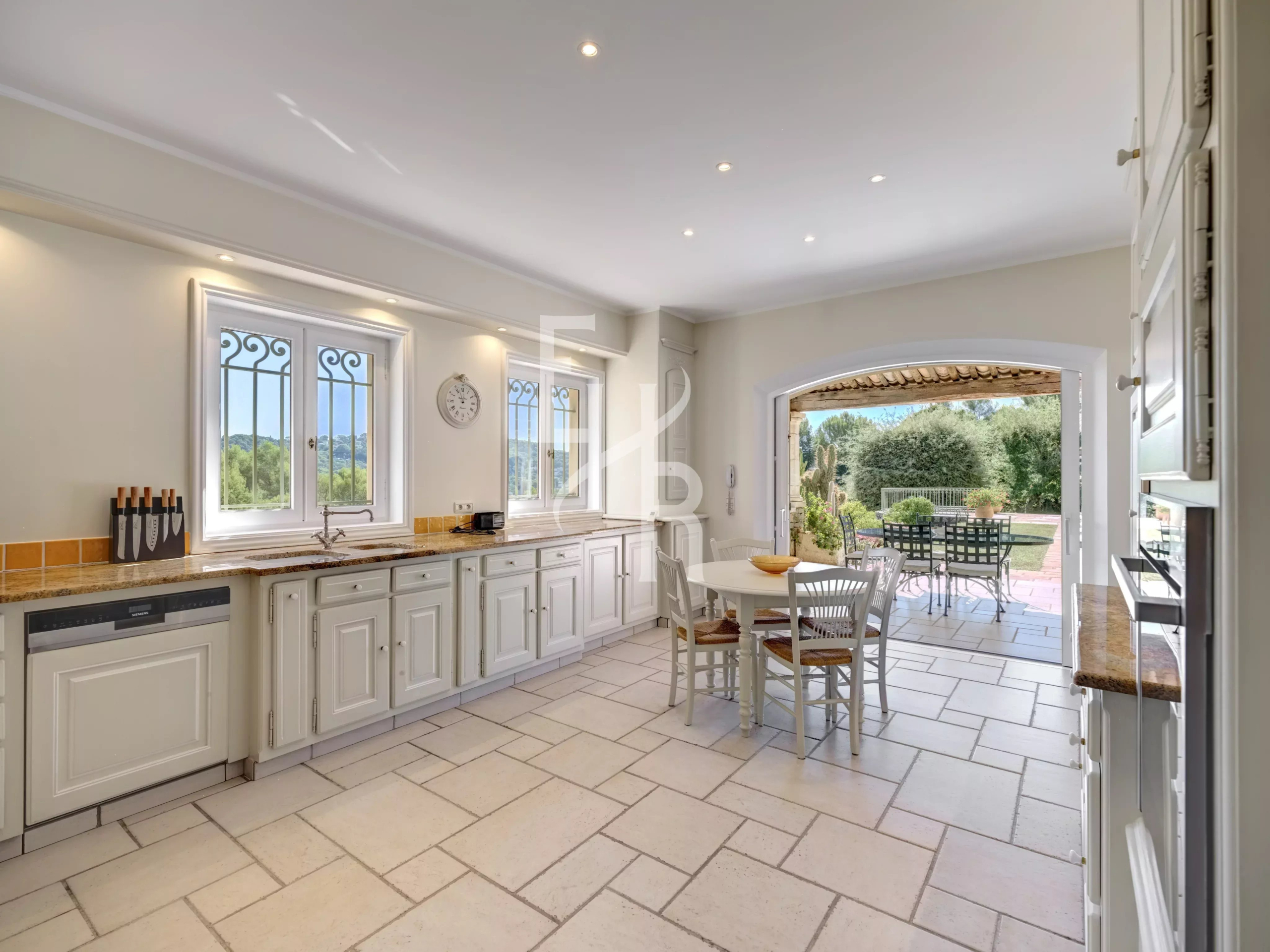 Cuisine d’une villa à Mougins Cuisine spacieuse et lumineuse d'une villa à Mougins, avec accès à l'extérieur.